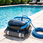 ECOKIT scale — Dolphin Nautilus CC Plus Robot de Piscine au bord de la piscine