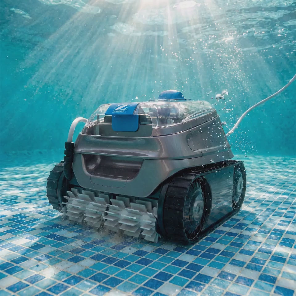 Le robot Zodiac CNX 20 en action au fond du bassin